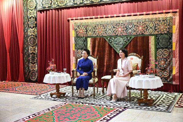 Peng Liyuan Kırgızistan Ulusal Tarih Müzesi’ni ziyaret etti