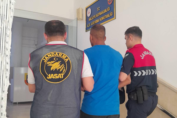 Şanlıurfa’da 10 yıl hapis cezasıyla aranan şahıs yakalandı Şanlıurfa’da 10 yıl hapis cezasıyla aranan şahıs yakalandı