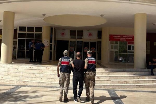 Şanlıurfa’da 24 yıl 1 ay hapis cezası bulunan şahıs yakalandı Şanlıurfa’da 24 yıl 1 ay hapis cezası bulunan şahıs yakalandı