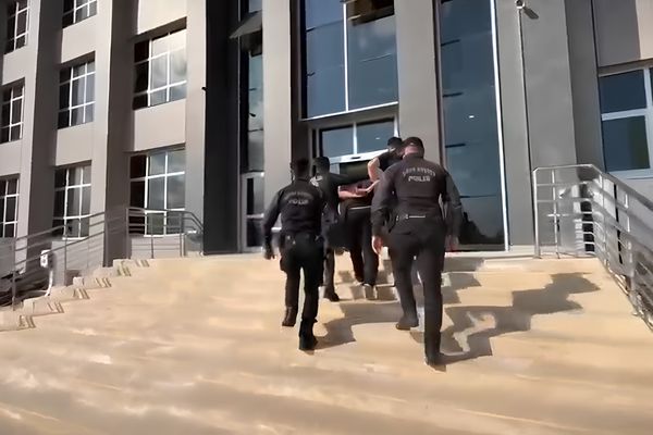 Şanlıurfa’da 36 yıl 5 ay hapis cezası bulunan firari yakalandı Şanlıurfa’da 36 yıl 5 ay hapis cezası bulunan firari yakalandı