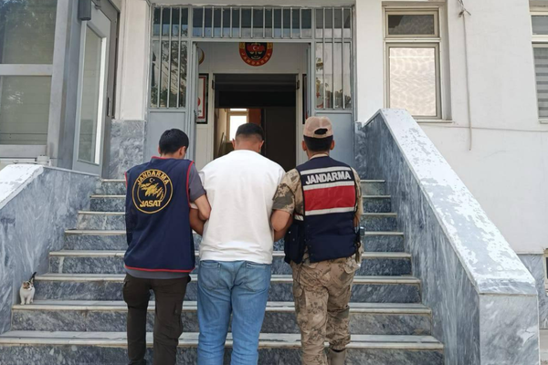 Şanlıurfa’da 5 yıl kesinleşmiş hapis cezası bulunan şahıs yakalandı Şanlıurfa’da 5 yıl kesinleşmiş hapis cezası bulunan şahıs yakalandı