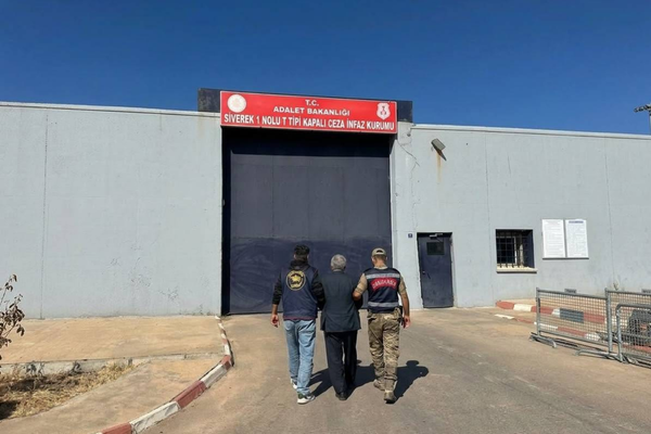 Şanlıurfa’da 8 yıl 9 ay hapis cezası bulunan şahıs yakalandı Şanlıurfa’da 8 yıl 9 ay hapis cezası bulunan şahıs yakalandı