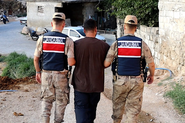 Şanlıurfa’da 9 yıl 2 ay hapis cezası bulunan hükümlü yakalandı Şanlıurfa’da 9 yıl 2 ay hapis cezası bulunan hükümlü yakalandı