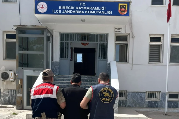 Şanlıurfa'da uyuşturucu ticaretinden aranan şahıs yakalandı Şanlıurfa'da uyuşturucu ticaretinden aranan şahıs yakalandı