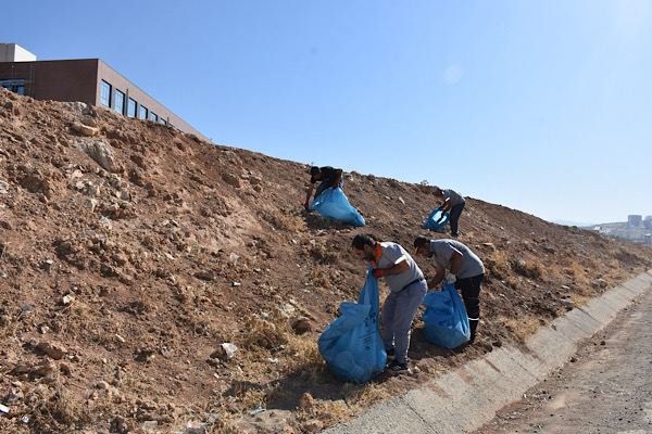 Siirt çevre yolunda kapsamlı temizlik çalışması Siirt çevre yolunda kapsamlı temizlik çalışması