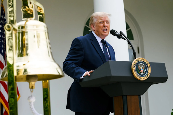 Trump, Beyaz Saray'ın yeni helikopter pistinden ilk uçuşu gerçekleştirdi Trump, Beyaz Saray'ın yeni helikopter pistinden ilk uçuşu gerçekleştirdi