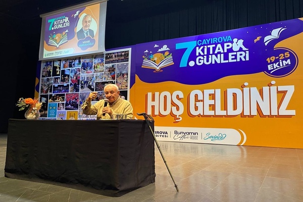 Vakkasoğlu, Çayırova Kitap Günleri'nde okurlarıyla buluştu