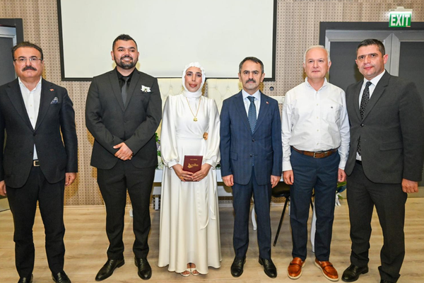 Vali Aktaş, Akide ve Emrah çiftinin nikah şahitliğini yaptı Vali Aktaş, Akide ve Emrah çiftinin nikah şahitliğini yaptı