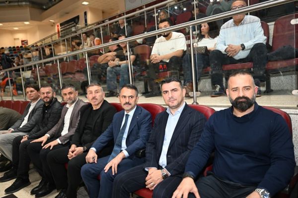 Vali Aktaş, Biotekno Körfez Basket’in maçını izledi Vali Aktaş, Biotekno Körfez Basket’in maçını izledi