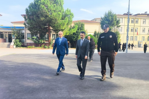 Vali Aktaş, Zübeyde Hanım Kız Mesleki ve Teknik Anadolu Lisesini ziyaret etti Vali Aktaş, Zübeyde Hanım Kız Mesleki ve Teknik Anadolu Lisesini ziyaret etti