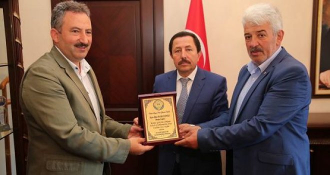 Vali Balkanlıoğlu’na Ömür Boyu Onur Yaşam Ödülü