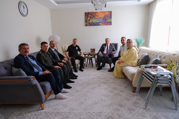 Vali Çiçek, gazi Bayram Ali Koşar'ı ziyaret etti Vali Çiçek, gazi Bayram Ali Koşar'ı ziyaret etti