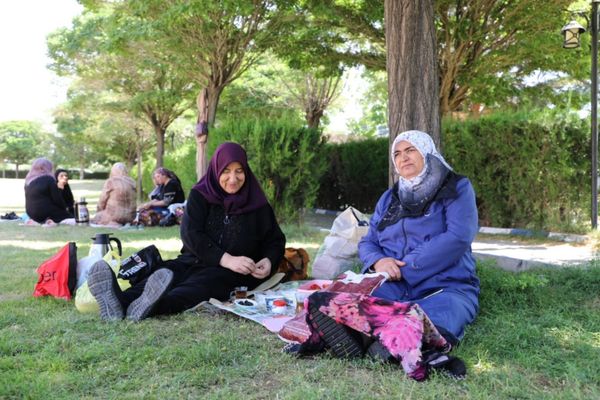 Van Gölü kıyısında yaşlı bireylere piknik etkinliği Van Gölü kıyısında yaşlı bireylere piknik etkinliği