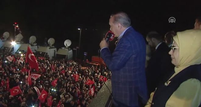 Vatandaşlar "Evet" Kararını Tarabya'da da Kutladı