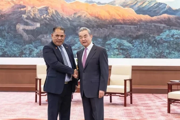 Wang Yi, Pasifik ada ülkelerinin ortak heyetiyle bir araya geldi Wang Yi, Pasifik ada ülkelerinin ortak heyetiyle bir araya geldi