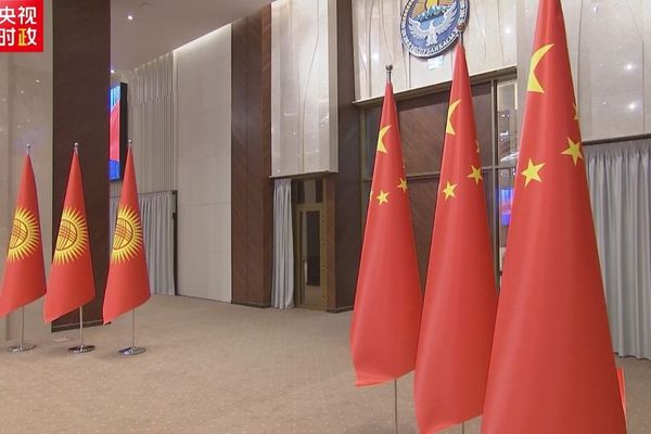 Xi Jinping, Kırgızistan Cumhurbaşkanı Sadır Caparov ile görüştü