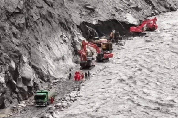 Xizang’da heyelanda hayatını kaybedenleri anma töreni düzenlendi