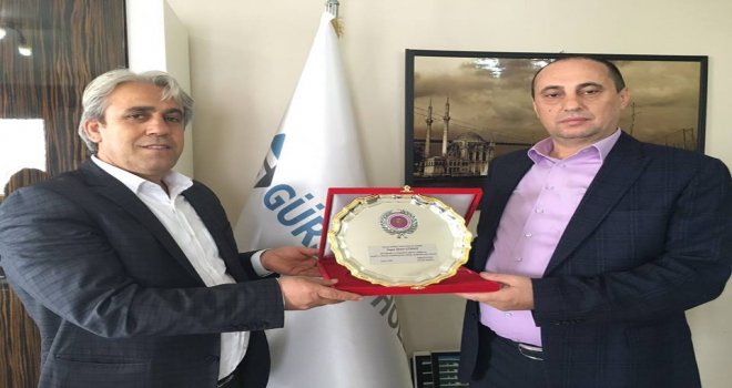 Yardımsever İşadamına Kayabaşı Derneği'nden Teşekkür Plaketi