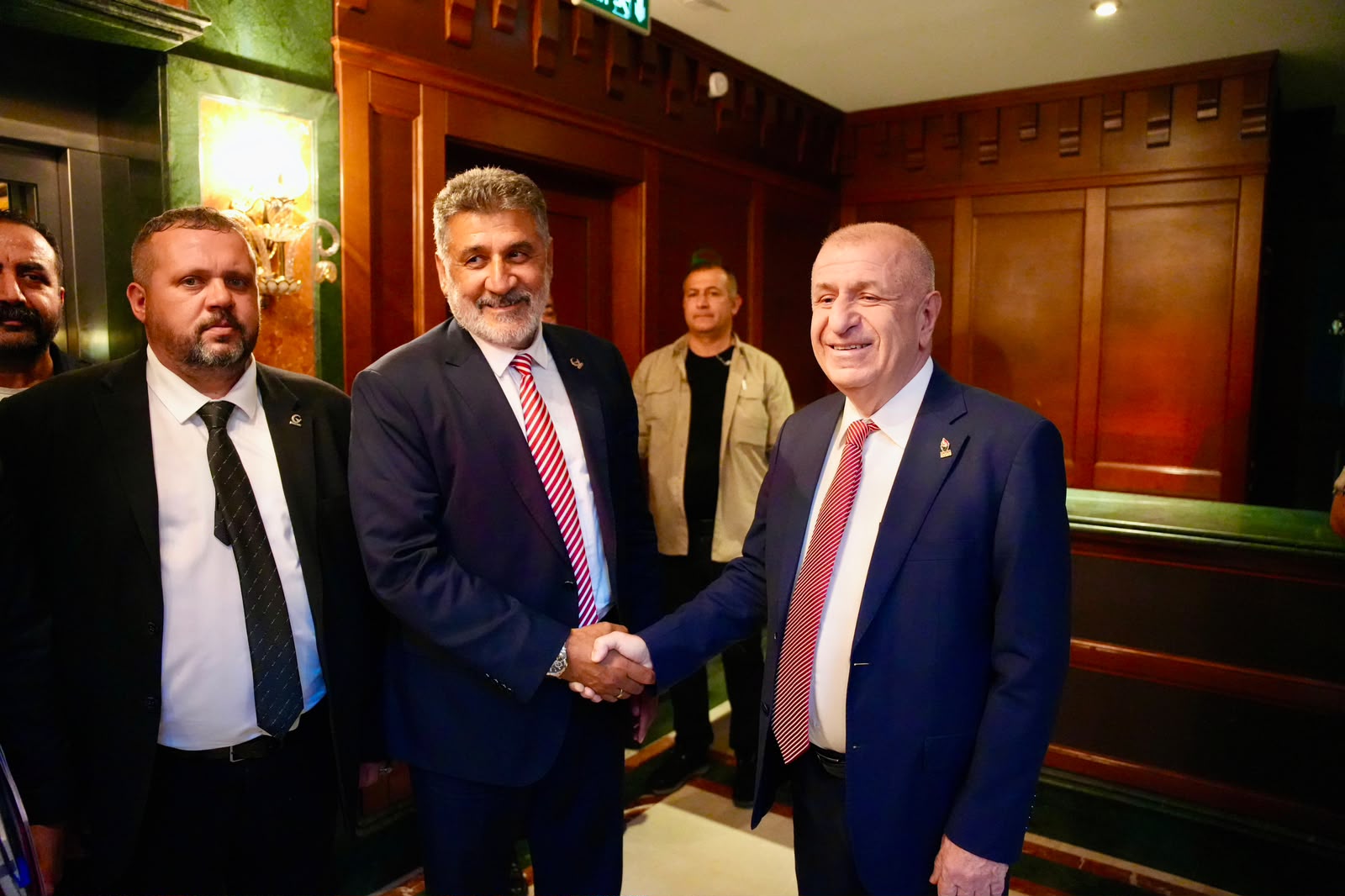 Zafer Partisi Genel Başkanı Özdağ, dört parti genel başkanıyla bir araya geldi Zafer Partisi Genel Başkanı Özdağ, dört parti genel başkanıyla bir araya geldi