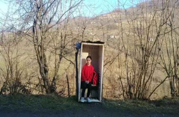 Karadeniz'de Bir Baba, Kızı Dolmuş Beklerken Üşümesin Diye Dolaptan Durak Yaptı