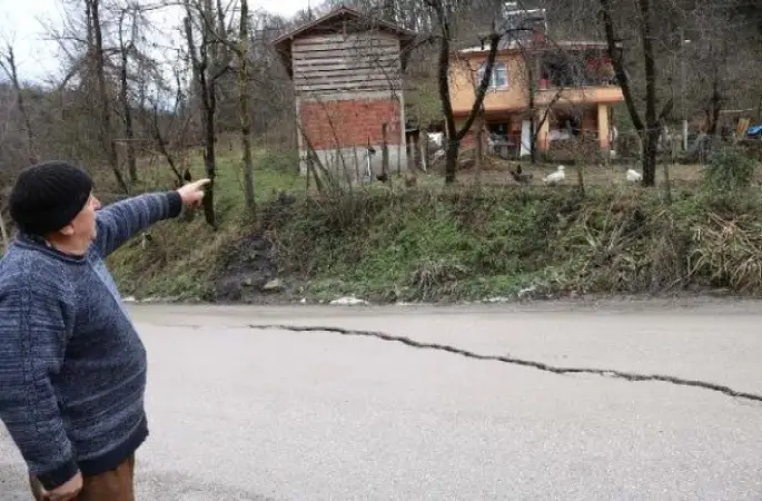 Gölköy- Fatsa Yolunda Heyelanlar Nedeniyle Çatlaklar Oluştu