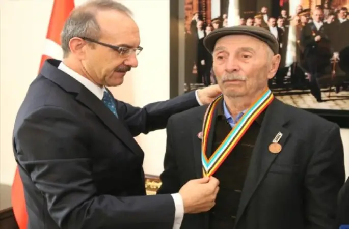 Kore Gazisi Kandemir'e Madalya ve Beratı Teslim Edildi