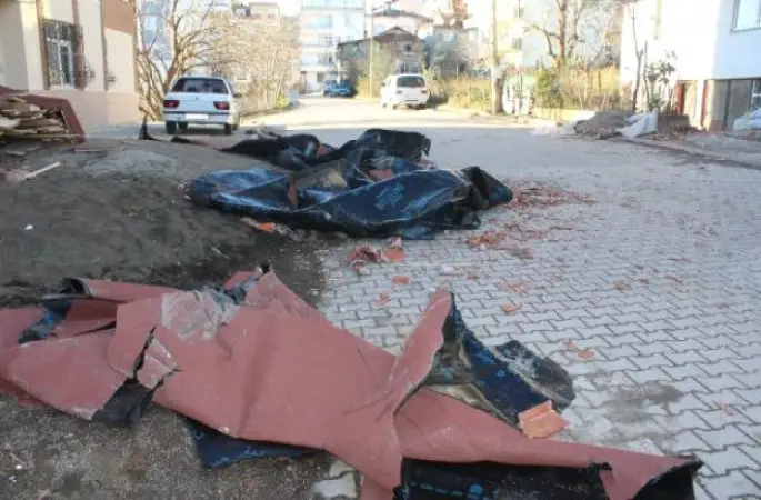 Şiddetli Rüzgar Vatandaşa Zor Anlar Yaşattı .