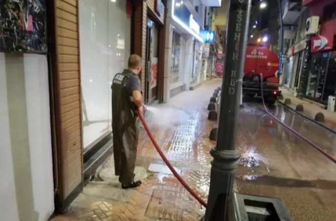 Temizlik Ekipleri Özveriyle Çalışıyor