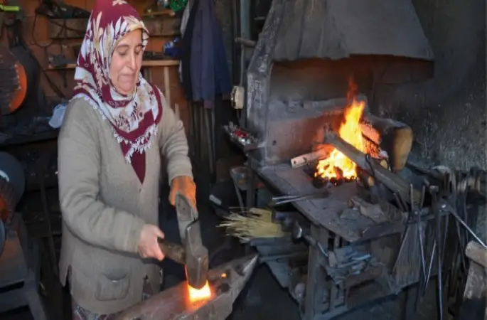 Ekmeğini demirden çıkartıyor