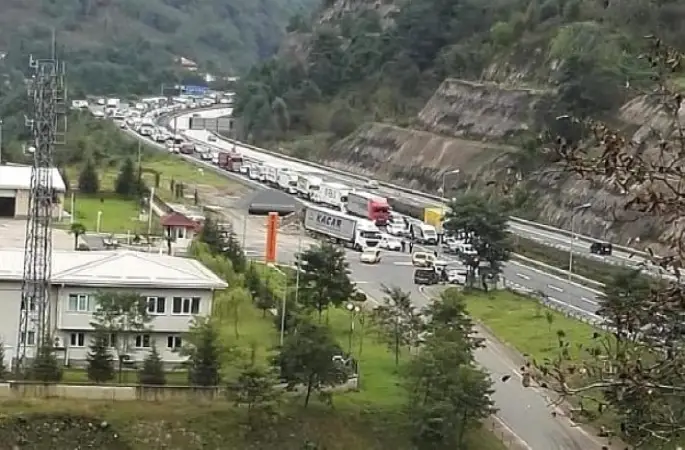 Karadeniz Sahil Yolu'nda Araç Kuyruğu Oluştu