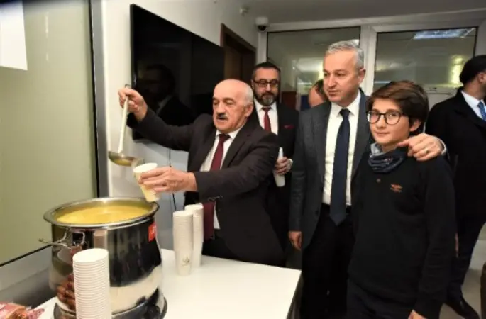 Altınordu Belediyesinden Gençlere Sıcak Çorba