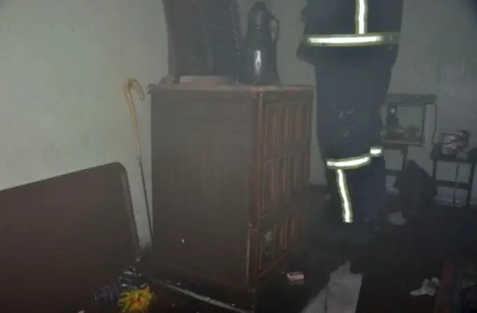 Hem Kendini Hem Evi Yaktı