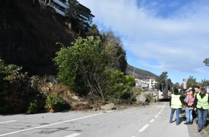Ordu'da Karadeniz Sahil Yolunda Heyelan Meydana Geldi.