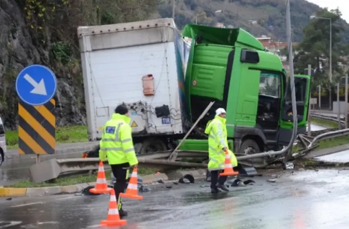 Kontrolden Çıkan Tır Refüje Çıkarak Durdu