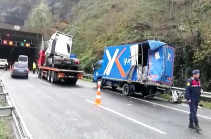 Tır Kamyona Çarptı