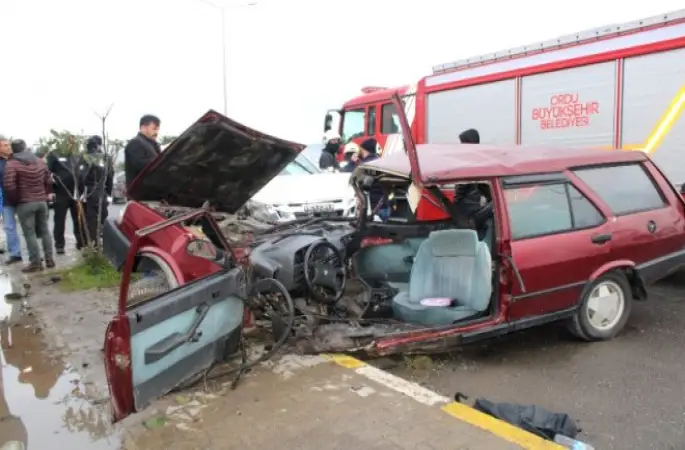 Otomobille Pikap Çarpıştı: 2 Yaralı