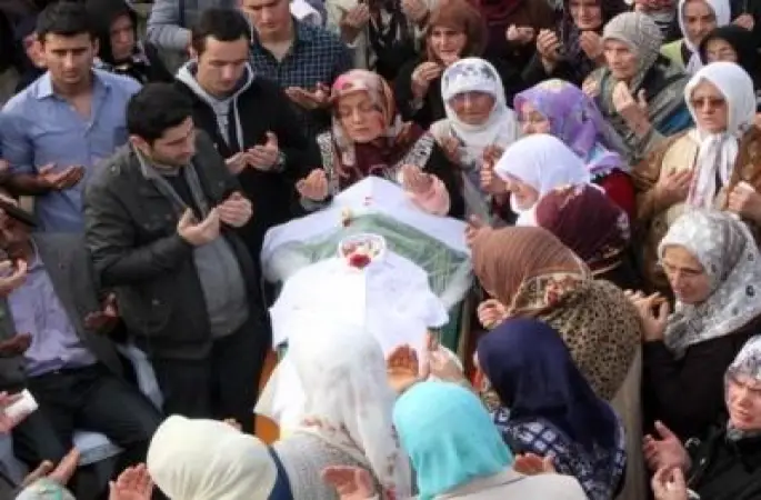 Kanserden Ölen Üniversiteli Elif Toprağa Verildi