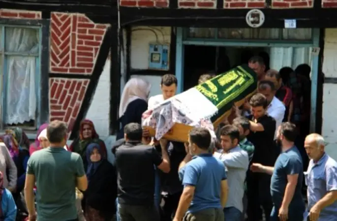 3 ÇOCUK ANNESİ KADIN SON YOLCULUĞUNA UĞURLANDI