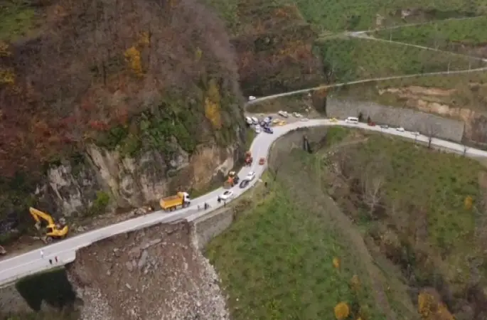 Aybastı- Kabataş -Fatsa Yolunda  heyelan meydana geldi