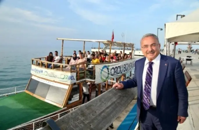 Gezinti teknesinde kahvaltı keyfi