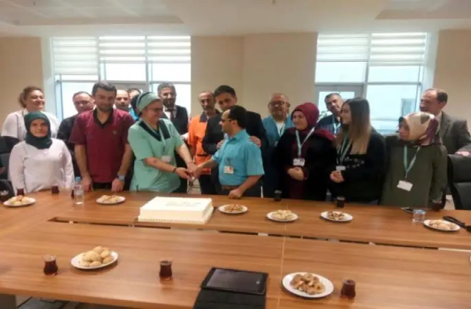 Görme Engelliye Yaş Pastalı Sürpriz