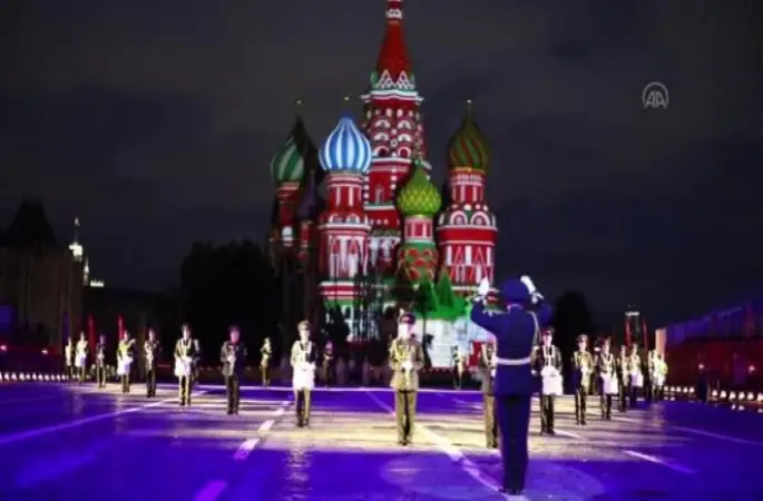 Moskova'da devam eden Spasskaya Kulesi Uluslararası Ordu Müzik Festivali'nde Yunanistanlı grup tarihi Kızıl Meydan'daki programda performans sergiledi.