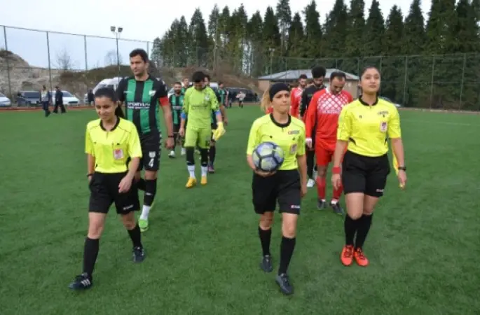 Amatör Maçı Kadınlar Yönetti .