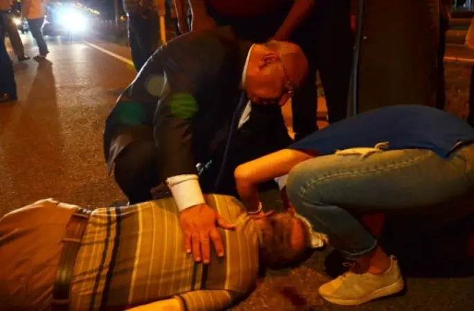 Aday Yediyıldız’dan yaralıya hayati dokunuş AK Parti Ordu Milletvekili Adayı Opr. Dr. Şenel ...