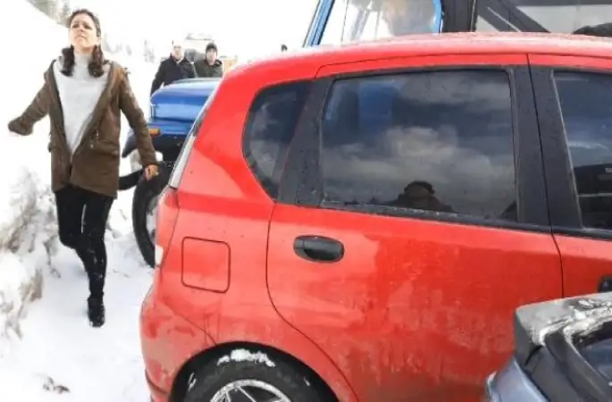 Cipin Çarptığı Otomobildeki Kadın Yola Savruldu, Çocuğu İçin Koştu