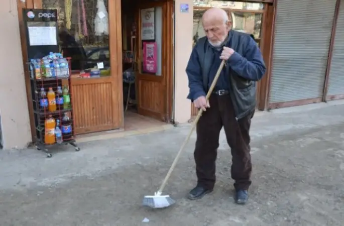 Mahalle Bakkalının 90'lık Delikanlısı