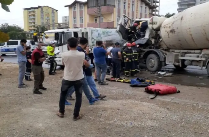 Çöp kamyonu ile beton mikseri çarpıştı: 4 kişi yaralı