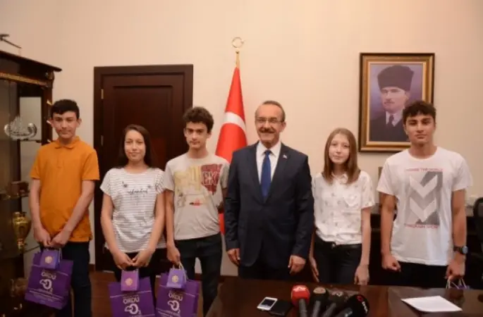 Vali Yavuz, LGS'den tam puan alan öğrencileri ödüllendirdi