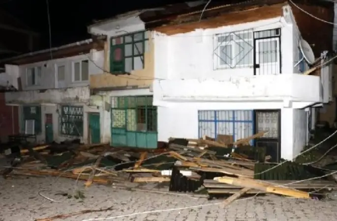 Ordu'da fırtına çatıları uçurdu
