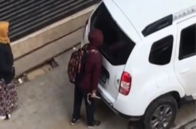 Görme Engelli Çocuğun Kaldırıma Park Eden Arabaya Çarpması Yürekleri Sızlattı